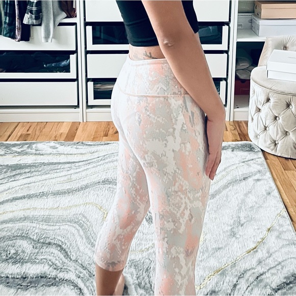 ALO YOGA Pink Python Print Capris - Picture 2 of 2